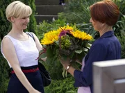 Auch Kathrin Globisch (Andrea Kathrin Loewig, li.) hat es zum Sommerfest von Otto Stein und Charlotte Gauss geschafft. Ihr stressiger Alltag mit ihrer kranken Mutter und der kleinen Hanna, für die sie allein sorgen muss, machen es ihr nicht immer leicht. Pia Heilmann (Hendrikje Fitz, re.) freut sich, dass Kathrin kommen konnte.