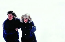 Eddie Kasalivich (Keanu Reeves) und Dr. Sinclair (Rachel Weisz)