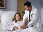 MDR Fernsehen IN ALLER FREUNDSCHAFT, FOLGE 537, "Prophezeiungen". Dr. Philipp Brentano (Thomas Koch) klärt Alma Maier (Marie Gruber) über die Untersuchungsergebnisse auf. Alles spricht für eine Gallenblasenentzündung, die in naher Zukunft operiert werden sollte. Frau Maier allerdings vermutet, dass sie an Krebs leidet und weist Brentano auf ihre geschwollenen Lymphknoten hin. Er gibt vorsichtshalber weitere Untersuchungen in Auftrag. MDR Fernsehen IN ALLER FREUNDSCHAFT, FOLGE 537, "Prophezeiungen". Dr. Philipp Brentano (Thomas Koch) klärt Alma Maier (Marie Gruber) über die Untersuchungsergebnisse auf. Alles spricht für eine Gallenblasenentzündung, die in naher Zukunft operiert werden sollte. Frau Maier allerdings vermutet, dass sie an Krebs leidet und weist Brentano auf ihre geschwollenen Lymphknoten hin. Er gibt vorsichtshalber weitere Untersuchungen in Auftrag.