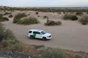 Ein Fahrzeug der Grenzpolizei patrouilliert entlang der Grenzmauer auf der Suche nach m&ouml;glichen illegalen Grenzg&auml;ngern in El Paso, Texas. (National Geographic f&uuml;r Disney)