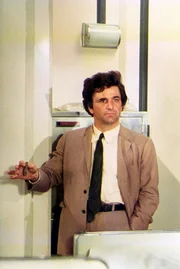 Auf einem Luxusschiff wurde die Bordsängerin ermordet. Columbo (Peter Falk, Bild), der zufällig an Bord ist, nimmt die Ermittlungen auf. Auf einem Luxusschiff wurde die Bordsängerin ermordet. Columbo (Peter Falk, Bild), der zufällig an Bord ist, nimmt die Ermittlungen auf.