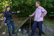 Konstantin Barz (l.) erklärt Psychologe Leon Windscheid (r.) wie er sich auf Krisen und Kriege vorbereitet, wovor er sich fürchtet und wie er zum Preppen gekommen ist.