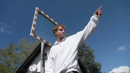 F&uuml;r Tim ist das Ehrenamt kein Nebenbei, sondern gelebte Verantwortung. Der J&uuml;ngste im Gemeinderat, der J&uuml;ngste in der Verbandsgemeinde, der j&uuml;ngste B&uuml;rgermeister Deutschlands &ndash;  mittendrin in all den kleinen und gro&szlig;en Entscheidungen.