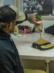 Rick Ness gie&szlig;t Gold auf der Goldwaage