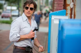 Barry (Tom Cruise) sitzt in der Klemme und versucht, Kontakt zu seinem Verbindungsmann beim US-Geheimdienst CIA aufzunehmen.