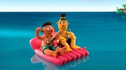 Ernie und Bert machen Urlaub auf Hawai. Auf ihrer Luftmatratze treiben sie auf das offene Meer hinaus...