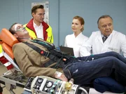 Nach einem Streit mit seiner Frau wird Heinz Stoll (Kai Maertens, links) vom Notarzt (Komparse) in die Sachsenklinik eingeliefert. Verdacht auf Herzinfarkt; Prof. Gernot Simoni (Dieter Bellmann, rechts) und Oberschwester Ingrid (Jutta Kammann) nehmen Heinz Stoll erneut stationär auf. Nach einem Streit mit seiner Frau wird Heinz Stoll (Kai Maertens, links) vom Notarzt (Komparse) in die Sachsenklinik eingeliefert. Verdacht auf Herzinfarkt; Prof. Gernot Simoni (Dieter Bellmann, rechts) und Oberschwester Ingrid (Jutta Kammann) nehmen Heinz Stoll erneut stationär auf.