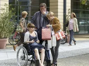 Natalie Lange (Anna Hopperdietz, re.) bringt ihre Schwester Claudia (Daniela Preuß, li.) in die Sachsenklinik, weil sie über Unterleibsschmerzen klagt. Widerwillig nimmt Claudia das Angebot eines Patienten (Bruno F. Apitz, mi.) an und setzt sich in seinen Rollstuhl.