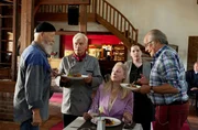 Gregor Kaletsch (Horst Kotterba, M.) und die Kellnerin (Miriam Kaufmann, 2.v.r.) servieren das Essen. Susanne Brnic (Antje Widdra, M.) ist &uuml;berrascht, Reinhard Bielefelder (Bill Mockridge, l.) und Klaus Schmitz (Hartmut Volle, r.) scheinen nicht am Essen interessiert zu sein.