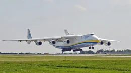 Bildunterschrift: Die Antonov An-225 erreicht mit 640 Tonnen die gr&ouml;&szlig;te zugelassene Startmasse aller bisher gebauten Flugzeuge.