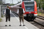 v.li.: Franz Hubert (Christian Tramitz) und Johannes Staller (Helmfried von Lüttichau)