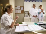 In ihre Rolle als Lernschwester kann sich Sarah Marquardt nicht so recht einfinden, immer wieder kommt die Verwaltungschefin in ihr zum Vorschein. Sie erklärt ihren Kollegen Pfleger Hans-Peter Brenner und Schwester Yvonne, dass man sogar mit dem Desinfektionsmittelspender sparsamer umgehen könnte. In ihre Rolle als Lernschwester kann sich Sarah Marquardt nicht so recht einfinden, immer wieder kommt die Verwaltungschefin in ihr zum Vorschein. Sie erklärt ihren Kollegen Pfleger Hans-Peter Brenner und Schwester Yvonne, dass man sogar mit dem Desinfektionsmittelspender sparsamer umgehen könnte.