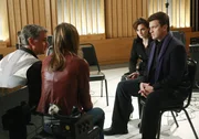 Richard Castle (Nathan Fillion, r.) und Kate Beckett (Stana Katic, 2.v.r.) unterhalten sich mit den beiden Plattenproduzenten Ian (Robert Curtis Brown, l.) und Bree (Anne Ramsay, 2.v.l.).