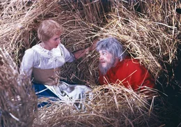 Szenenfoto "Das ZaubermĂ&curren;nnchen": v.l.n.r.: Karin Lesch (Marie, die MĂĽllertochter), Siegfried Seibt (Rumpelstilzchen)&Acirc;