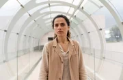Dr. Maral Safadi (Sesede Terziyan) auf dem Weg zur Station.