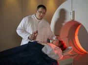 Hans-Peter Brenner (Michael Trischan) begleitet Alma Maier (Marie Gruber) zum CT. Als sie erfährt, dass nun der Chefarzt den Fall persönlich übernommen hat, fühlt sie sich in ihrer eigenen Krebsdiagnose bestätigt. Da ihr Puls nun vor Aufregung enorm ansteigt, muss die Untersuchung abgebrochen werden. Hans-Peter Brenner (Michael Trischan) begleitet Alma Maier (Marie Gruber) zum CT. Als sie erfährt, dass nun der Chefarzt den Fall persönlich übernommen hat, fühlt sie sich in ihrer eigenen Krebsdiagnose bestätigt. Da ihr Puls nun vor Aufregung enorm ansteigt, muss die Untersuchung abgebrochen werden.