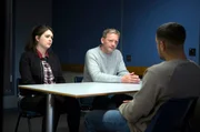 Perez (Douglas Henshall) und Tosh (Alison O'Donnell) beim Verhör. Perez (Douglas Henshall) und Tosh (Alison O'Donnell) beim Verhör.