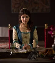 Saviya (Helen Woigk).