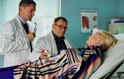 Hans-Peter Brenner (Michael Trischan, mi.) und Dr. Kaminski (Udo Schenk, li.) untersuchen Irmgard M&uuml;ller, eine ehemals sehr bekannte Operettens&auml;ngerin. Irmgard plagen seit Jahren immer wieder Blasenentz&uuml;ndungen.