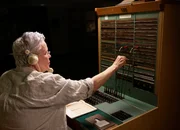 Telefonistin Ilse Engelhardt an einem alten Vermittlungsschrank. Am Vermittlungsschrank wurden Telefongespräche zusammen gestöpselt. Telefonistin Ilse Engelhardt an einem alten Vermittlungsschrank. Am Vermittlungsschrank wurden Telefongespräche zusammen gestöpselt.