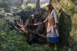 Ohne die Waldfrau (Maria M&auml;gdefrau) kann Jolanthe (Svenja Jung) den Hunger im Land nicht besiegen. Jolanthe (Svenja Jung) erh&auml;lt eine Tonscherbe des magischen Topfes von der Waldfrau.