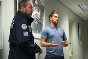 HSI-Agent Robert und HSI-Aufsichtsagent Chris f&uuml;hren eine Nachbesprechung durch, bevor sie mit einer Ermittlungsaktion in Philadelphia, Pa. beginnen (National Geographic for Disney)