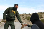 Der Grenzschutzbeamte Herrera inspiziert in El Paso, Texas, die Schuhe von mutma&szlig;lichen illegalen Grenzg&auml;ngern, um sicherzustellen, dass sie ihre Schn&uuml;rsenkel entfernt haben. (National Geographic f&uuml;r Disney)