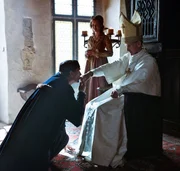 Von links: Jakob Fugger k&uuml;sst die Hand des neu zum Papst gew&auml;hlten Kardinal Borgia.