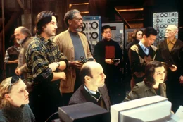 Wird der Test klappen? Eddie Kasalivich (Keanu Reeves, l., stehend) und Paul Shannon (Morgan Freeman, M., stehend) erwarten mit Spannung das Ergebnis ...