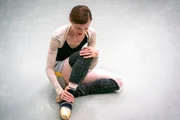 Tänzerin Rebecca Bennet (Lisa Pavlov) macht trotz Schmerzen mit dem Training weiter. Tänzerin Rebecca Bennet (Lisa Pavlov) macht trotz Schmerzen mit dem Training weiter.