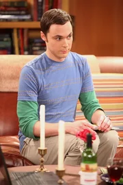 Haben einen Streit, der sich um ein neues M&ouml;belst&uuml;ck dreht: Sheldon (Jim Parsons) und Penny ...