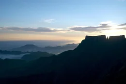 Universum: "Im Bann der Drachenberge", Ein Portrait des h&ouml;chsten Gebirges im s&uuml;dlichen Afrika. Die Drakensberge sind ein s&uuml;dafrikanischer Nationalpark und Weltnatur- und -kulturerbe. Die Hauptdarsteller des Films sind ein Trupp von Pavianen und eine Familie von Elen-Antilopen. Beide Arten ziehen mit den Jahreszeiten und dem verf&uuml;gbaren Nahrungsangebot Jahr f&uuml;r Jahr aus den Ebenen am Fu&szlig; der Drakensberge hinauf in die Gipfelregion, wo sie K&auml;lte, St&uuml;rme und heftige Unwetter erwarten. Der Film wird im Speziellen ein Elen-Kalb ein Jahr lang auf seinem Weg durch die Bergwelt und beim Heranwachsen begleiten.  SENDUNG: 3sat - FR - 08.01.2021 - 09:40 UHR. - Veroeffentlichung fuer Pressezwecke honorarfrei ausschliesslich im Zusammenhang mit oben genannter Sendung oder Veranstaltung des ORF bei Urhebernennung.