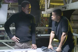 Nur zwei M&auml;nner k&ouml;nnen die Putschisten stoppen und einen Staatsstreich verhindern. Der eine: Augustus Gibbons (Samuel L. Jackson, l.), hart gesottener Special Agent der National Security Agency. Der zweite: Darius Stone (Ice Cube, r.), hoch dekorierter Ex-Elitesoldat. Der sitzt aber dummerweise im Hochsicherheitstrakt eines Milit&auml;rgef&auml;ngnisses ...