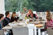 Selbst der Besuch bei Rustys Schwester Audrey (Leslie Mann, 2.v.r.) und ihrem Mann Stone (Chris Hemsworth) wird f&uuml;r James (Skyler Gisondo, l.), Rusty (Ed Helms, 2.v.l.), Debbie (Christina Applegate, 3.v.l.) und Kevin (Steele Stebbins, r.) zur Geduldsprobe ...