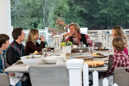 Selbst der Besuch bei Rustys Schwester Audrey (Leslie Mann, 2.v.r.) und ihrem Mann Stone (Chris Hemsworth) wird f&uuml;r James (Skyler Gisondo, l.), Rusty (Ed Helms, 2.v.l.), Debbie (Christina Applegate, 3.v.l.) und Kevin (Steele Stebbins, r.) zur Geduldsprobe ...