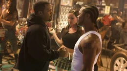Darius Stone (Ice Cube, l.) trifft seinen alten Freund Zeke (Alvin Joiner) und dessen Freundin (Masuimi Max). Er hofft auf ihre Unterst&uuml;tzung bei dem Fall der ermordeten Agenten in Virginia.