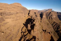 Universum: "Im Bann der Drachenberge", Ein Portrait des h&ouml;chsten Gebirges im s&uuml;dlichen Afrika. Die Drakensberge sind ein s&uuml;dafrikanischer Nationalpark und Weltnatur- und -kulturerbe. Die Hauptdarsteller des Films sind ein Trupp von Pavianen und eine Familie von Elen-Antilopen. Beide Arten ziehen mit den Jahreszeiten und dem verf&uuml;gbaren Nahrungsangebot Jahr f&uuml;r Jahr aus den Ebenen am Fu&szlig; der Drakensberge hinauf in die Gipfelregion, wo sie K&auml;lte, St&uuml;rme und heftige Unwetter erwarten. Der Film wird im Speziellen ein Elen-Kalb ein Jahr lang auf seinem Weg durch die Bergwelt und beim Heranwachsen begleiten.