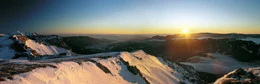 Die Landschaft im S&uuml;den Nieder&ouml;sterreichs ist gepr&auml;gt von den letzten Ausl&auml;ufern der Alpen. Dieser filmische Streifzug pr&auml;sentiert die "Sonnenberge" mit ihrer vielf&auml;ltigen Natur und Kultur - ein umfassendes Portr&auml;t dieses Lebensraumes und seiner Bewohner. Der eine z&uuml;chtet "Alpenlachse", der andere "hat Pech": Hier gewinnen Bauern im Nebenerwerb als "Pecher" auf traditionelle Weise das Harz der Schwarzkiefer - f&uuml;r Kosmetikprodukte, Terpentin&ouml;l sowie Kolophonium f&uuml;r Instrumentensaiten. In der Region zwischen Rax und Buckliger Welt finden sich auch die Hausberge der Wiener: F&uuml;r viele Erholung Suchende und Extremsportler, Naturliebhaber und Kulturfreunde liegt dieses Paradies praktisch vor der Haust&uuml;r.