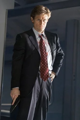 Auf offizieller Ebene besch&auml;ftifgt sich General George Deckert (Willem Dafoe) mit dem Fall der ermordeten Agenten in Virgina.