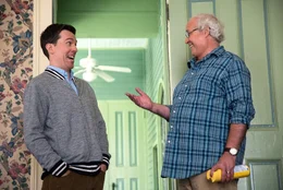 Als sein Vater Clark (Chevy Chase, r.) ihn ermutigt, die gleiche Reise mit seiner Familie zu machen, wie er damals, ahnt Rusty (Ed Helms, l.) noch nicht, dass dieser Ausflug alle Familienmitglieder an ihre Grenzen bringen wird ...