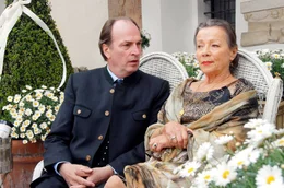 Konstantin (Herbert Knaup) und seine Mutter Dodo (Krista Stadler) beraten, wie sie das neue Familienmitglied Stella wieder loswerden k&ouml;nnten.