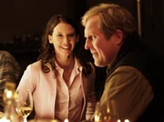 Thomas (Harald Krassnitzer, r.) verbringt mit Petra Thaler (Maria Köstlinger, l.) einen bezaubernden Abend in Wien.