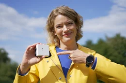 Wissenschaftsjournalistin Lena Ganschow untersucht mit Hilfe einer neuartigen Sensorbox, welchen Einfluss das Wetter auf ihre Gesundheit hat.