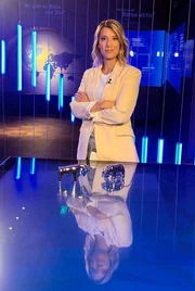 Lohnt es sich, sein Geld einer Künstlichen Intelligenz anzuvertrauen? Oder sind menschlicher Instinkt und Erfahrung in Finanzfragen doch überlegen? In der neuen Folge der WDR-Reihe „Unser Leben mit KI“ macht Catherine Vogel den Test. - Reporterin Catherine Vogel Lohnt es sich, sein Geld einer Künstlichen Intelligenz anzuvertrauen? Oder sind menschlicher Instinkt und Erfahrung in Finanzfragen doch überlegen? In der neuen Folge der WDR-Reihe „Unser Leben mit KI“ macht Catherine Vogel den Test. - Reporterin Catherine Vogel
