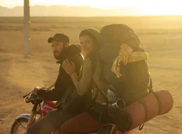 Auf ihrer Reise um die Welt bedienen sich Patrick Allgaier (links) und Gwedolin Weisser allerm&ouml;glicher Fortbewegungsmittel, mit Ausnahme des Flugzeugs. Im Iran mieten sie sich ein Motorrad.