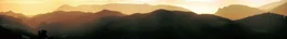Die Landschaft im S&uuml;den Nieder&ouml;sterreichs ist gepr&auml;gt von den letzten Ausl&auml;ufern der Alpen. Dieser filmische Streifzug pr&auml;sentiert die "Sonnenberge" mit ihrer vielf&auml;ltigen Natur und Kultur - ein umfassendes Portr&auml;t dieses Lebensraumes und seiner Bewohner. Der eine z&uuml;chtet "Alpenlachse", der andere "hat Pech": Hier gewinnen Bauern im Nebenerwerb als "Pecher" auf traditionelle Weise das Harz der Schwarzkiefer - f&uuml;r Kosmetikprodukte, Terpentin&ouml;l sowie Kolophonium f&uuml;r Instrumentensaiten. In der Region zwischen Rax und Buckliger Welt finden sich auch die Hausberge der Wiener: F&uuml;r viele Erholung Suchende und Extremsportler, Naturliebhaber und Kulturfreunde liegt dieses Paradies praktisch vor der Haust&uuml;r.