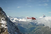 Rettungsspezialist Richard Lehner auf der Helikopter-Kuve. Er wird zu Bergsteigern in Not am Dirruhorn abgesetzt.