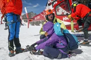Rettungsspezialist Richard Lehner k&uuml;mmert sich um eine gerettete Bergsteigerin.