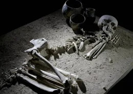 In der Jungsteinzeit bestatten die Menschen ihre Toten in der sogenannten Hockerstellung. Je nach Status der Toten gaben ihnen die Hinterbliebenen wertvolle Grabbeigaben mit auf den Weg.