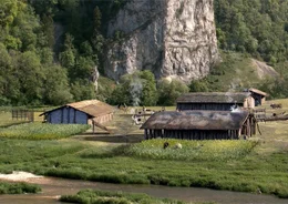 Autarke Dorfgemeinschaften. Neben den typischen Landh&auml;usern f&uuml;r 12 bis 20 Clan-Mitglieder legten die Bauern auch kleine Felder und G&auml;rten an und bauten dort Emmer, Einkorn und Gerste an.